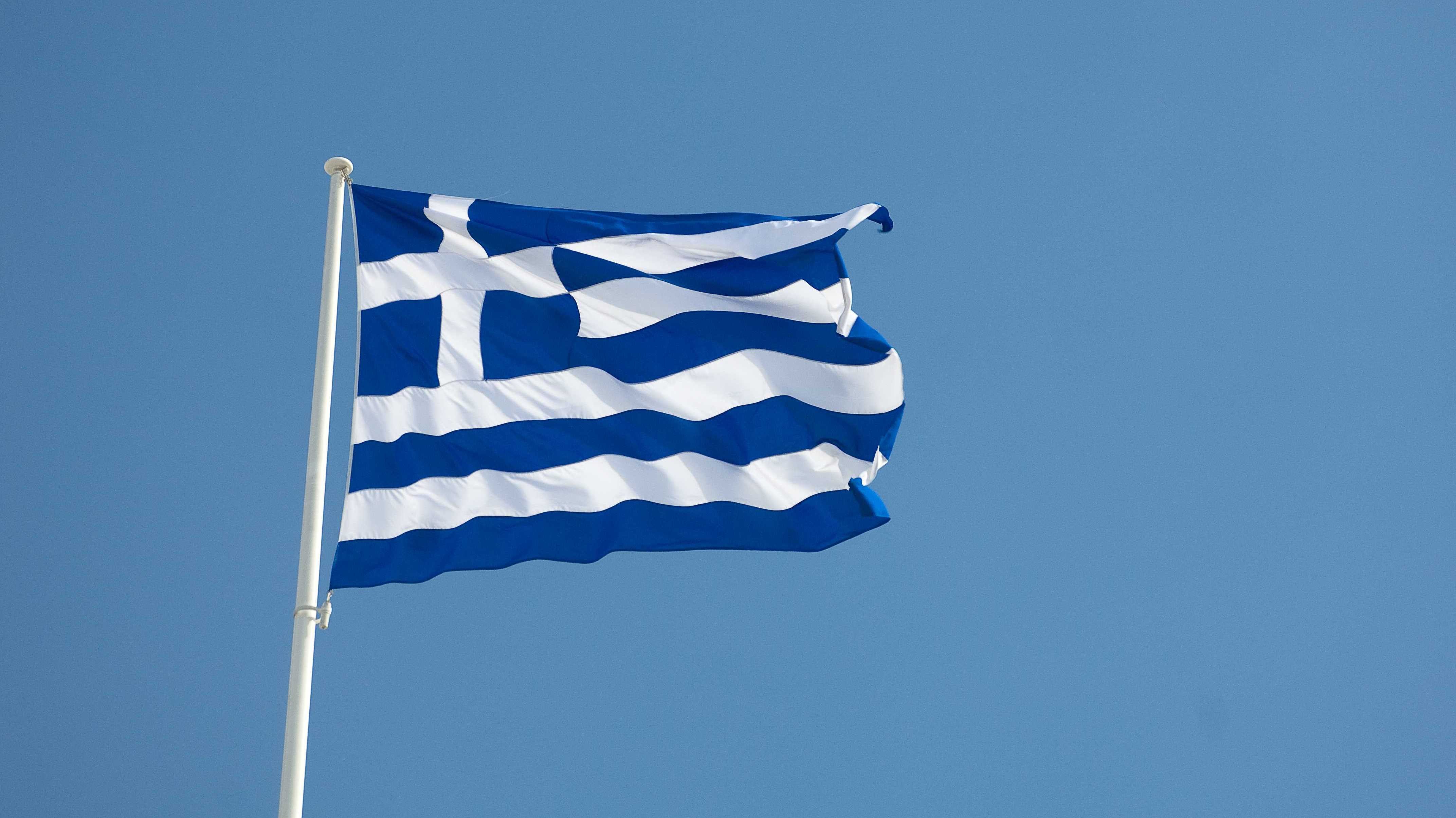 Grécko_vlajka_modrá obloha_ilustračné foto